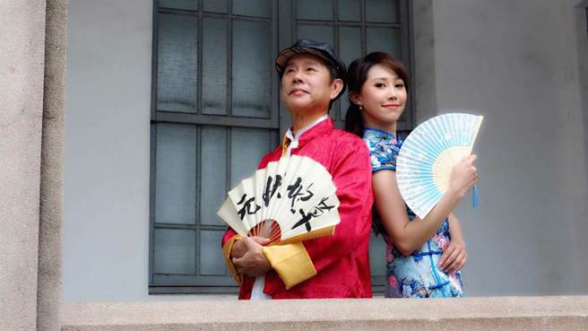 黄西田（左）确诊新冠肺炎，由女儿黄露瑶代打主持《草地状元》。（三立提供）