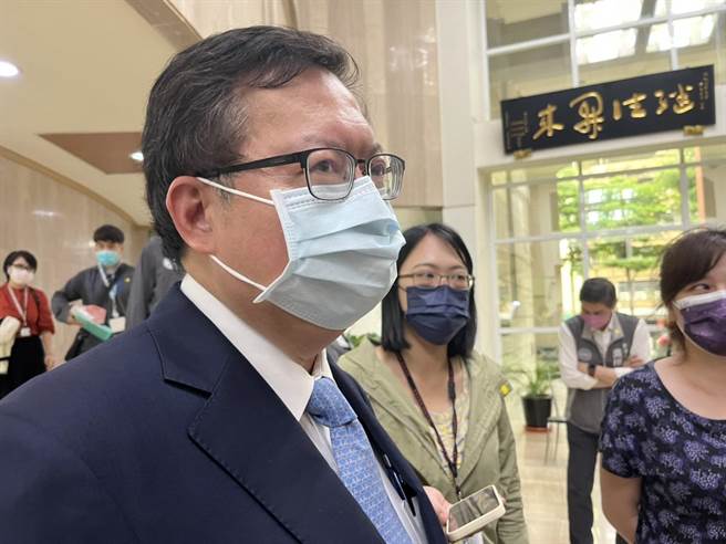 桃園市長鄭文燦26日受訪回應，他現在心中只有防疫與市政工作。（陳夢茹攝）