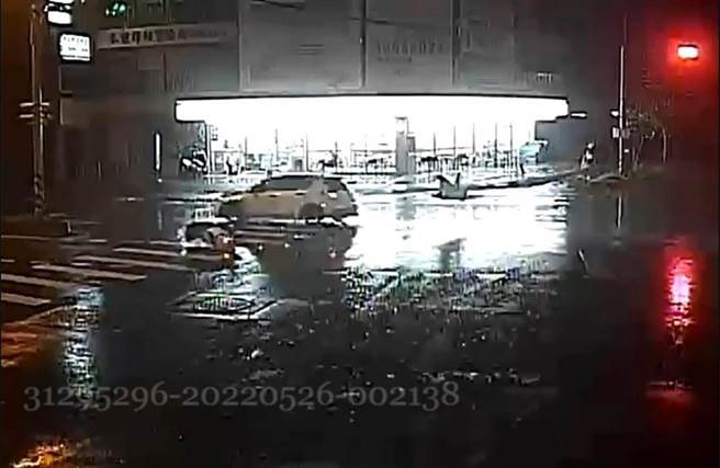 宜蘭市昨晚發生機車與汽車碰撞事故，1名23歲江姓男子機車騎士疑似闖紅燈，遭21歲鄺姓男子駕駛自小客車撞飛，江男整個人飛過鄺男車頂，在空中轉數圈後才落地。（宜蘭縣警察局提供／吳佩蓉宜蘭傳真）