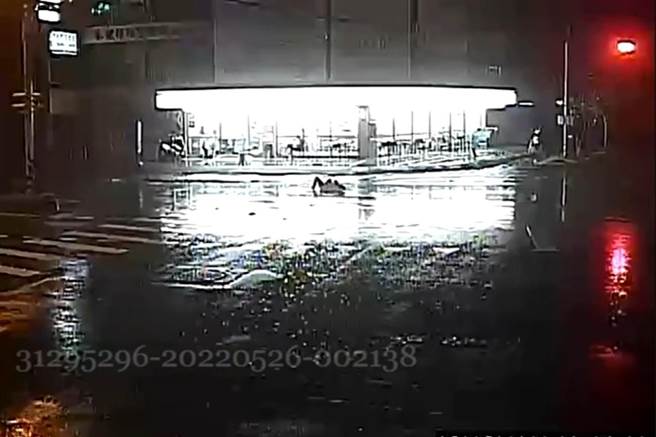 宜蘭市昨晚發生機車與汽車碰撞事故，1名23歲江姓男子機車騎士疑似闖紅燈，遭21歲鄺姓男子駕駛自小客車撞飛，江男整個人飛過鄺男車頂，在空中轉數圈後才落地，江男在地上痛苦翻滾。（宜蘭縣警察局提供／吳佩蓉宜蘭傳真）