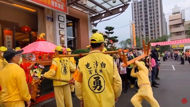 轿班人员淋雨奔跑不慎摔倒，将停驾用的板凳摔坏了。（图／翻摄自白沙屯妈祖网路电视台）
