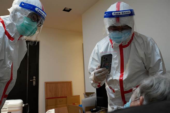 新北市到宅照护队到独居长辈家中进行快筛阳性后 ，透过手机视讯 ，由同仁医院医师问诊并当场给药。（新北市社会局提供）