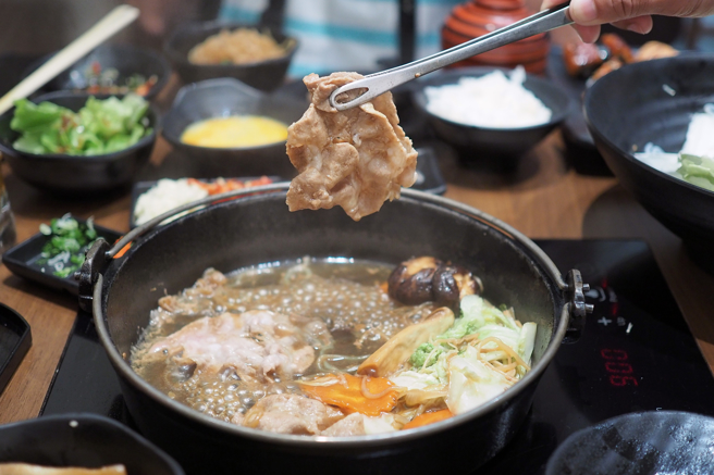 一名女网友爆料，店长下令他们，客人没煮的食材一律回收，再出餐给下一组客人，令她忍不住喊「真的超噁的」。（图／示意图，达志影像）