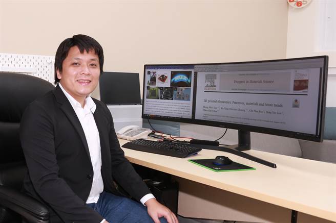郭哲男投入先进材料积层制造开发多年，是台湾第一批进场的金属列印研究者。（国立中山大学提供／袁庭尧高雄传真）