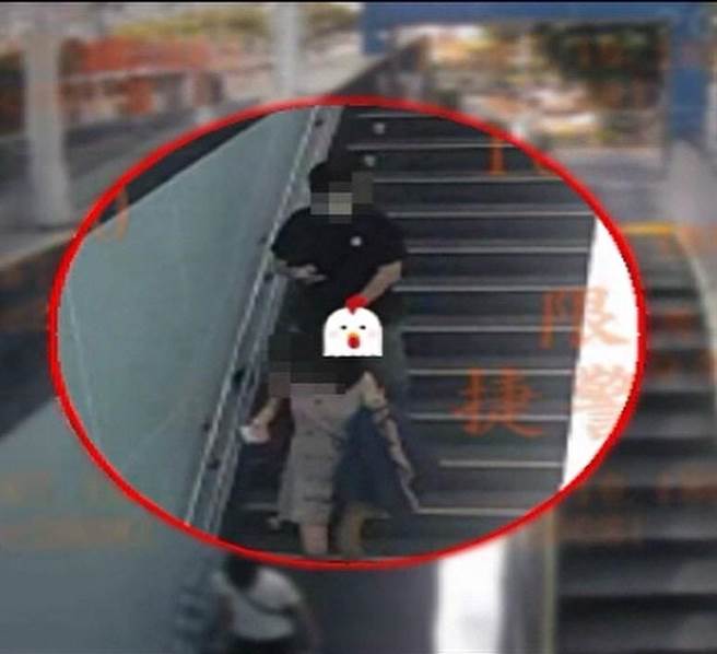 男子在手扶梯對女乘客露鳥。（警方提供）