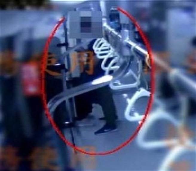 男子在捷運站內露鳥驚嚇女乘客。（警方提供）