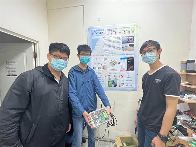 弘光科大资工系学生透过脑力激盪后，研发水质监测预警系统帮助养殖户。（弘光科大提供）