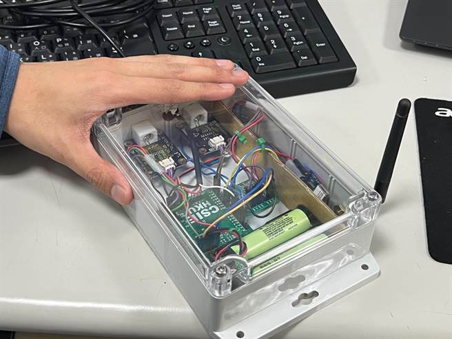 弘光科大学生研发水质监测预警系统，监测环境及帮助养殖户。（弘光科大提供）