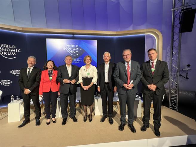 世界经济论坛（WEF）目前正在瑞士达沃斯（Davos）举行，台湾新兴智库「亚太坚韧研究基金会」董事长兼执行长林夏如（左二）昨天获邀在附属会议发表演说，呼吁亚太各国跨界合作，推动良善治理和政策创新。（亚坚会提供）