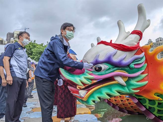 高雄巿长陈其迈26日为今年的高雄爱河龙舟赛点睛祈福。（曹明正摄）