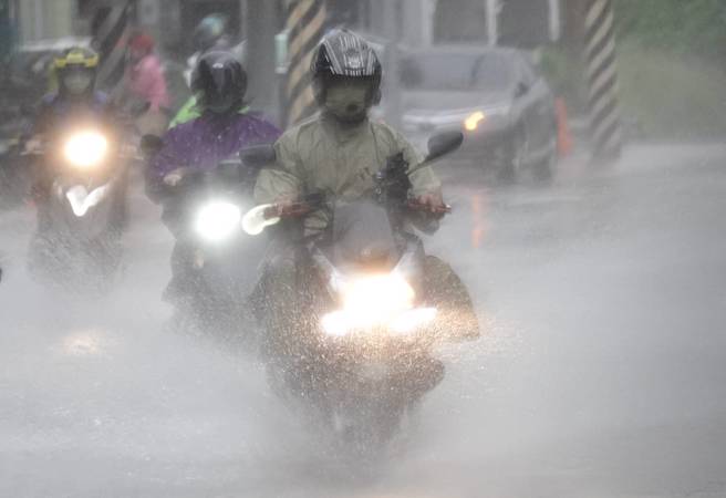 滞留锋明日接近台湾，明天、周三全台各地有局部阵雨或雷雨机率提高，午后有较大雨势。（资料照 黄子明摄）