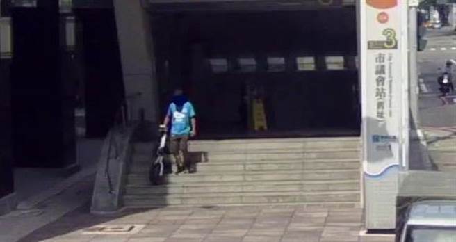 江嫌带着窃来的折迭脚踏车出现在旧市议会捷运站。（翻摄照片／崔正纲高雄传真）