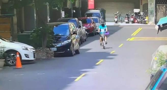 江嫌骑着折迭脚踏车返家。（翻摄照片／崔正纲高雄传真）