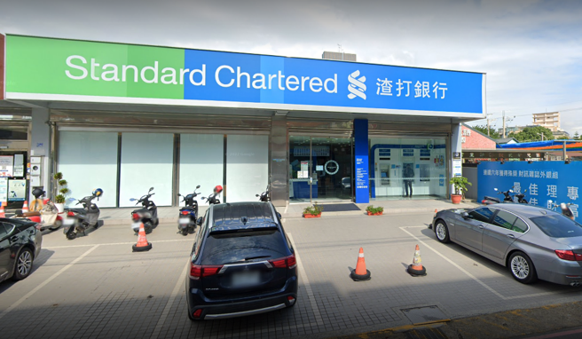 新竹縣新豐鄉中興路上的渣打銀行26日發生銀行搶案。（翻攝自Google Maps）