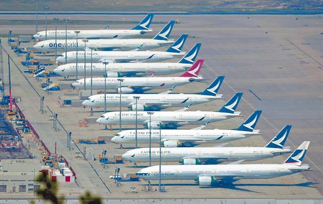 香港國泰航空因疫情資遣大批空服員，不過，近日國泰航空向已離職但有保持聯繫的前空服員發電子郵件，邀請他們重新加入國泰。（中新社）