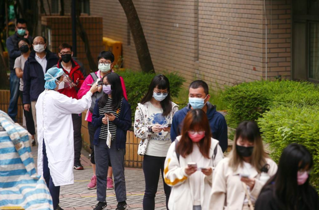 醫師引述美國研究，快速篩檢對於抑制疫情蔓延，有顯著效果。（資料照）