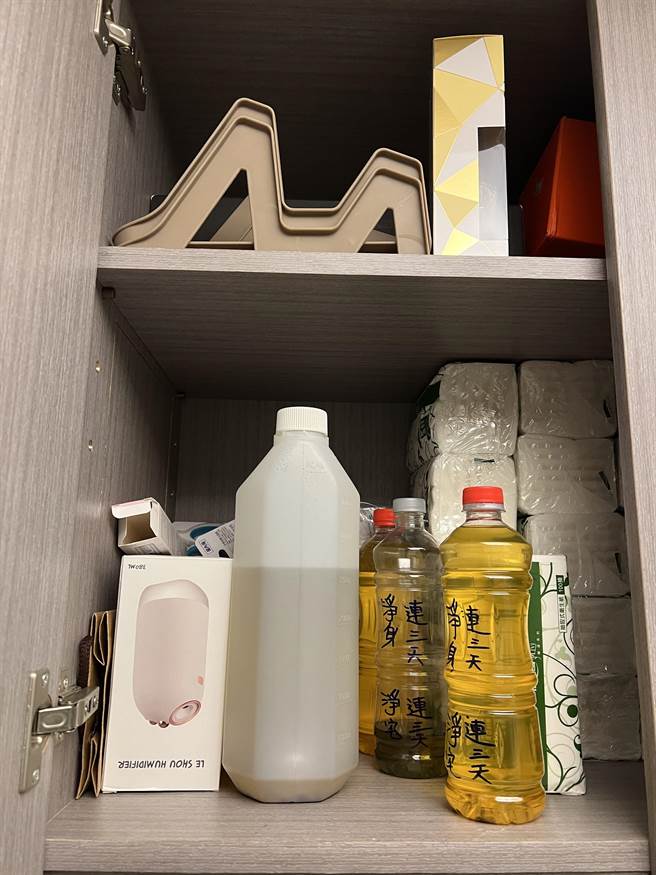 警方于施女住处发现柜子内摆放多瓶可疑的「金黄色液体」。（台中市警察局提供／张妍溱台中传真）