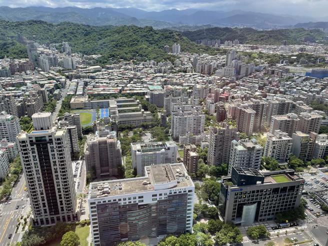 （一隻病毒，儼然比政策打房更重傷房市，5月推案量已倒退到20年前SARS期間的慘淡局面。圖∕蔡惠芳）