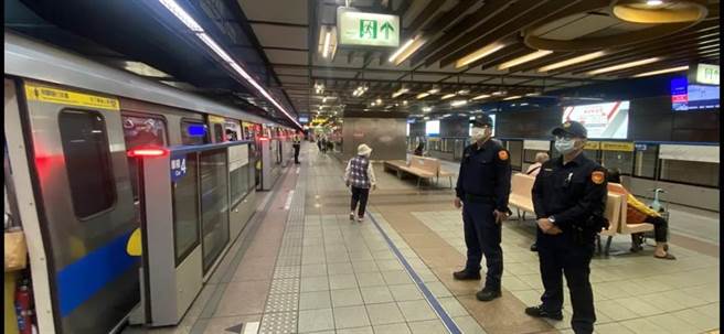 男子逃票还踹警下体，士检依法起诉。（本报资料照片）