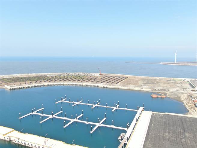 2017年开工的彰化渔港第一阶段基础建设工程，目前已经完成75％，不过去年厂商出现财务问题导致工程延宕，县府与厂商解约并重新发包，为加速开港向渔业署争取经费，获得同意追加1.31亿，加上原本共计3.94亿元。(县府提供／吴建辉彰化传真)