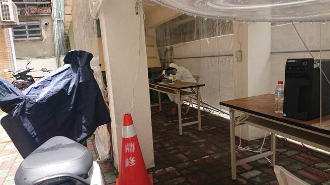 毒犯篩檢陰轉陽，警錯愕趕緊讓他穿隔離衣安置在戶外訊問區。（程炳璋攝）