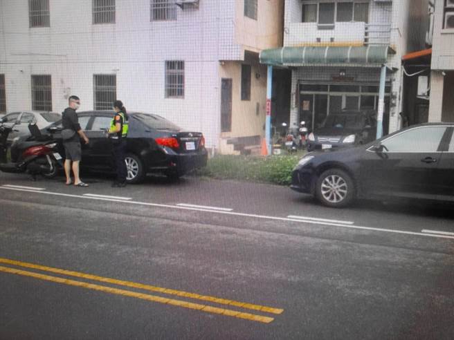范姓男子開車門時造成江姓女騎士驚嚇滑倒，警方依道交條例開罰。(民眾提供)