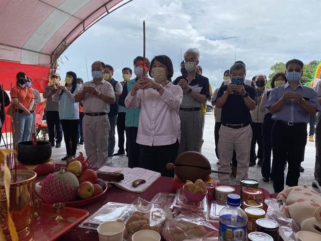 嘉义市长黄敏惠与第五区养工处官员及各界人士拈香祝祷施工顺利。（廖素慧摄）