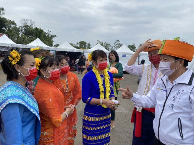 郑宝清表示，桃园拥有约17万名新住民与移工朋友，是富有多元色彩的城市。郑宝清办公室提供