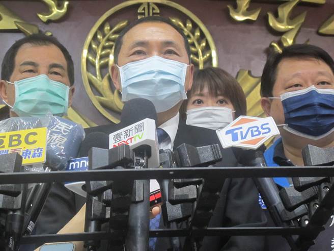 新北市長侯友宜(中)表示，新北學生採取哪種方式上學，始終一致，彈性授權學校決定。（陳慰慈攝）