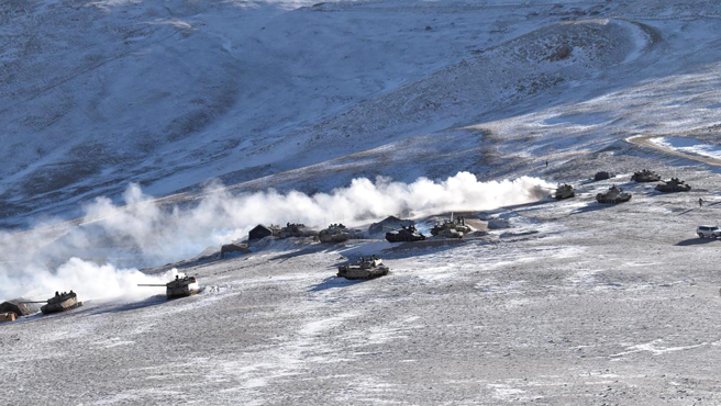 印度部队坦克2021年2月10日撤离中印边境拉达克班公错湖（Pangong Tso lake）的资料照。（印度陆军/美联社）