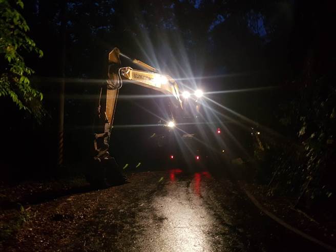 嘉縣山區因大雨落石，開口契約廠商連夜前往搶通。（建設處提供／張亦惠嘉縣傳真）