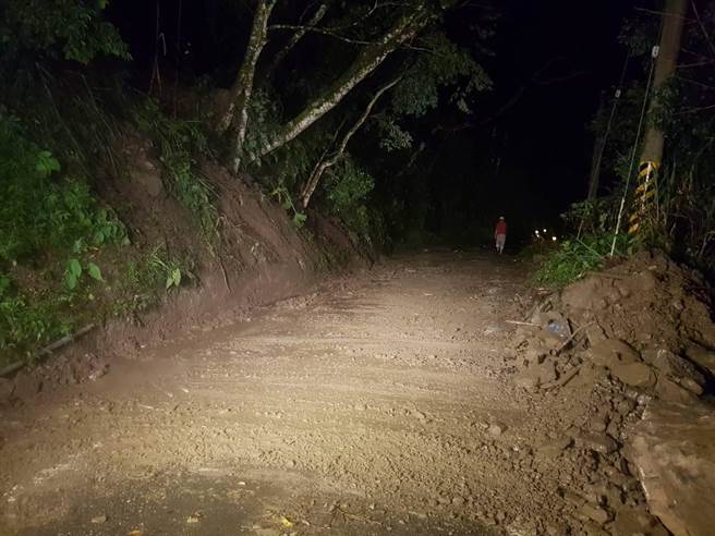 嘉縣山區因大雨落石，開口契約廠商連夜前往搶通。（建設處提供／張亦惠嘉縣傳真）