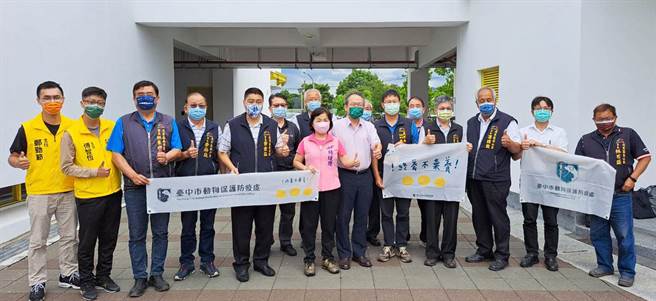 立法院经济委员会农委会副主委黄金城、畜牧处长张经纬等一行人，26日专程南下台中考察。（陈世宗摄）