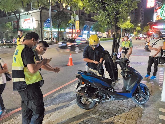 去年有47.2万件罚单被邮差贴挂号通知，最后约有45万件遭强制执行，不少民眾喊冤称没收到通知。(示意图/资料照片)