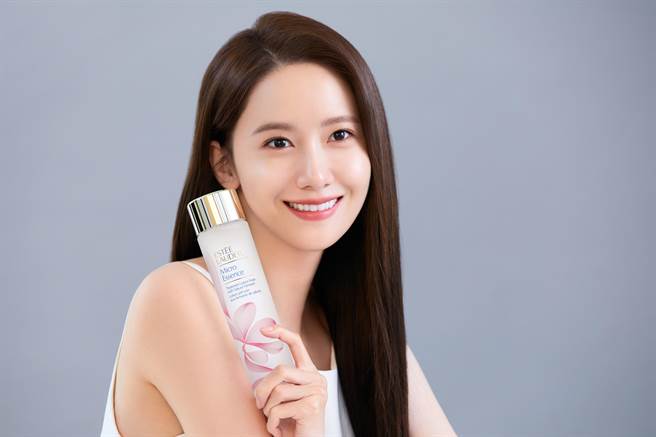 雅诗兰黛亚太区品牌代言人润娥使用最爱的全新微分子肌底原生露 樱花轻盈版，养出肌底透明光。（雅诗兰黛提供）