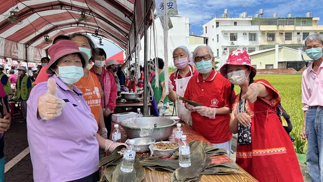 白河区公所26日在白河国泰路举办莲粽比赛，由各社区包粽高手PK竞赛，也为即将到来的白河莲花季暖身。（张毓翎摄）