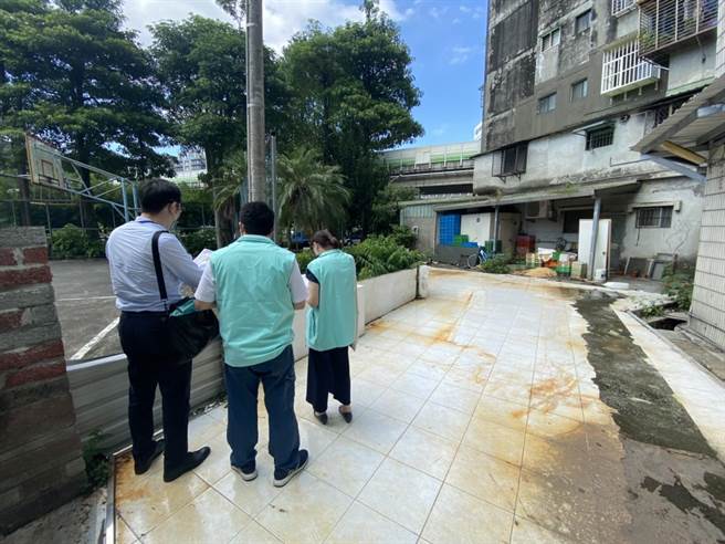 无止境的漏水修缮、混凝土块不定时脱落，威胁新店大溪地社区住户的居住安全。（新北住都中心提供）