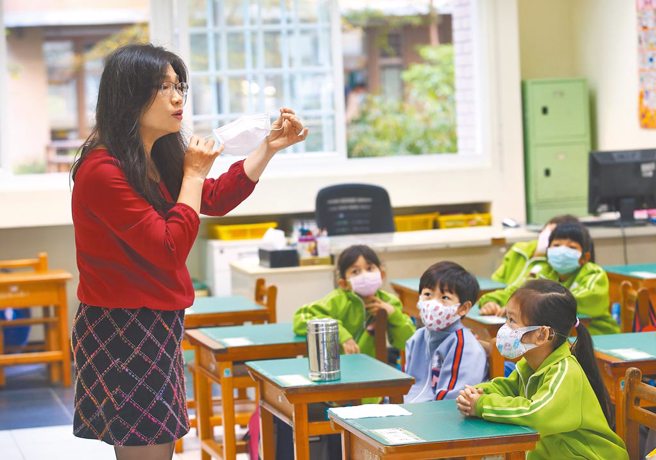 立法院今初审通过《公立学校教职员个人专户制退休资遣抚恤条例》草案，但关键条文送保留协商；其中，攸关教职员提缴退抚储金满42年后，政府是否就不再负提拨责任，因朝野立委一致反对，儘管暂时保留，但全案送协商后，将可望予以删除。（本报资料照片）