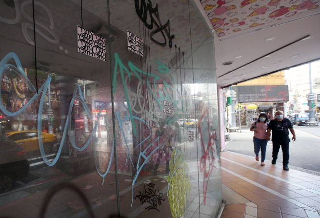 陈时中近一步指出，15%~20％的人染疫，台湾的高原期会维持1~2个月，「曲线越不陡峭，疫情就会越久」。（图／示意图，记者范扬光摄影）
