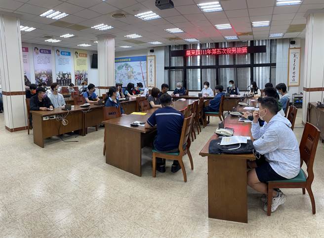 因疫情严峻，宜兰县罗东镇公所今年第5次役男抽籤活动，在今（26日）由罗东镇长吴秋龄在公所3楼会议室亲自主持，考量疫情而採每月分梯分流举行，避免役男大规模群聚活动。（罗东镇公所提供／吴佩蓉宜兰传真）