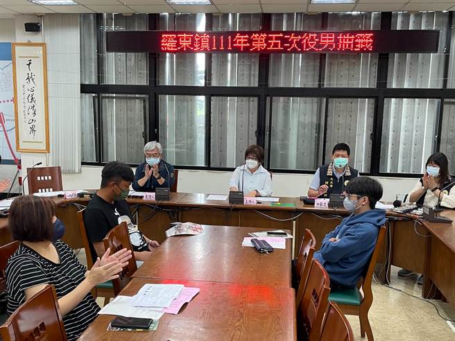 因疫情严峻，宜兰县罗东镇公所今年第5次役男抽籤活动，在今（26日）由罗东镇长吴秋龄在公所3楼会议室亲自主持，考量疫情而採每月分梯分流举行，避免役男大规模群聚活动。（罗东镇公所提供／吴佩蓉宜兰传真）