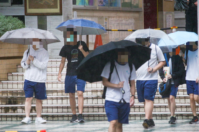 暑假是否提前放，已有13县市表态。图为学生放学离开校园的画面。（罗永铭摄）