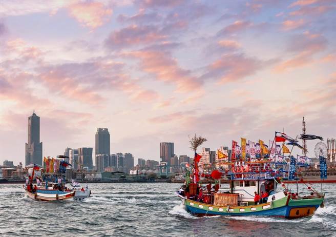 林園鳳芸宮媽祖海上巡相結合港灣特色。（柯宗緯翻攝）