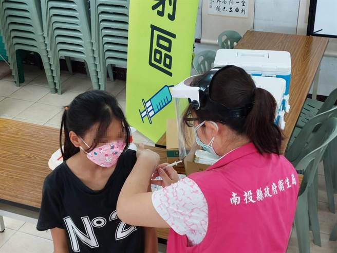 南投县儿童疫苗校园陆续开打。（南投县政府提供／廖志晃南投传真）