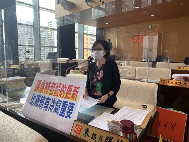台中市议员朱暖英指出，许多老旧课桌椅是从父执辈时期用到现在，呼吁市府加速汰换。(林欣仪摄)