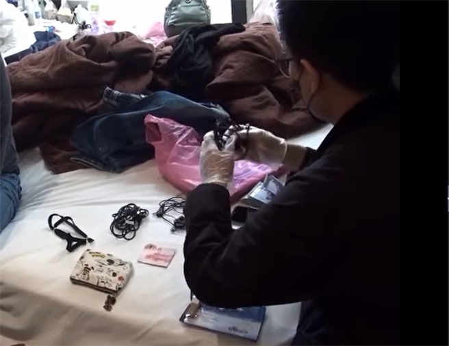 警方将廖嫌拘提到案，查扣赃款5万1700元、手机、存折、侧录机线材等赃证物。(翻摄照片／林郁平台北传真）