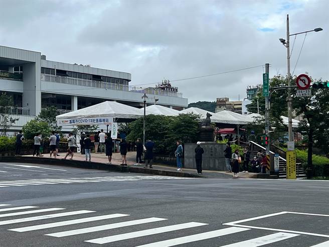 26日起快筛阳经医师评估即为确诊，基隆市民广场的筛检站，人潮明显减少。（陈彩玲摄）