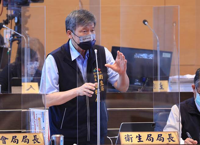 台中市卫生局长曾梓展表示，目前有意愿接种BNT疫苗者约12万人，疫苗缺口约3、4万。(林欣仪摄)