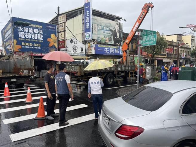 大王椰子树倒下时，许多单位的电话响不停，县议员李明哲及镇代表也接获民眾通报前往关切。（周丽兰摄）