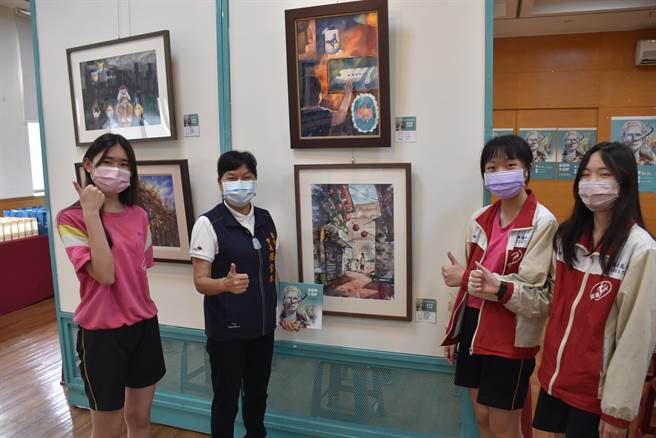 苗栗县立兴华高中国中部美术班毕业美展，头份市长罗雪珠到场替学生加油打气。（谢明俊摄）